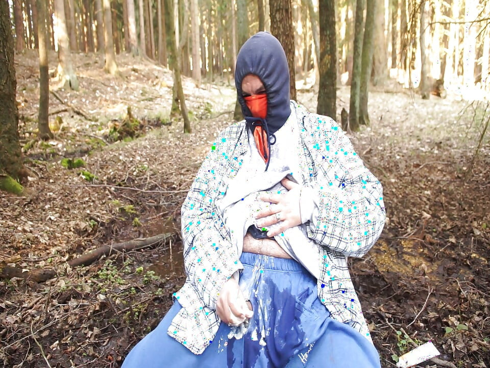 branlette en jogging dans la boue de la forêt 1