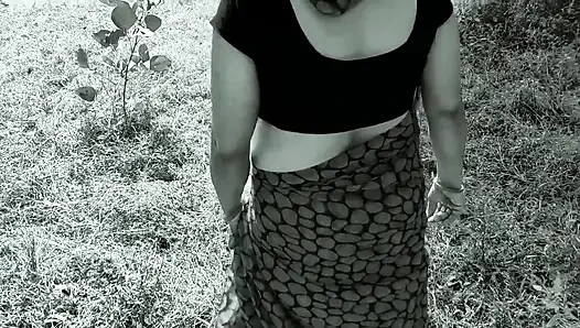 숲에서 후배위 스타일로 보지를 따먹는 핫한 아줌마