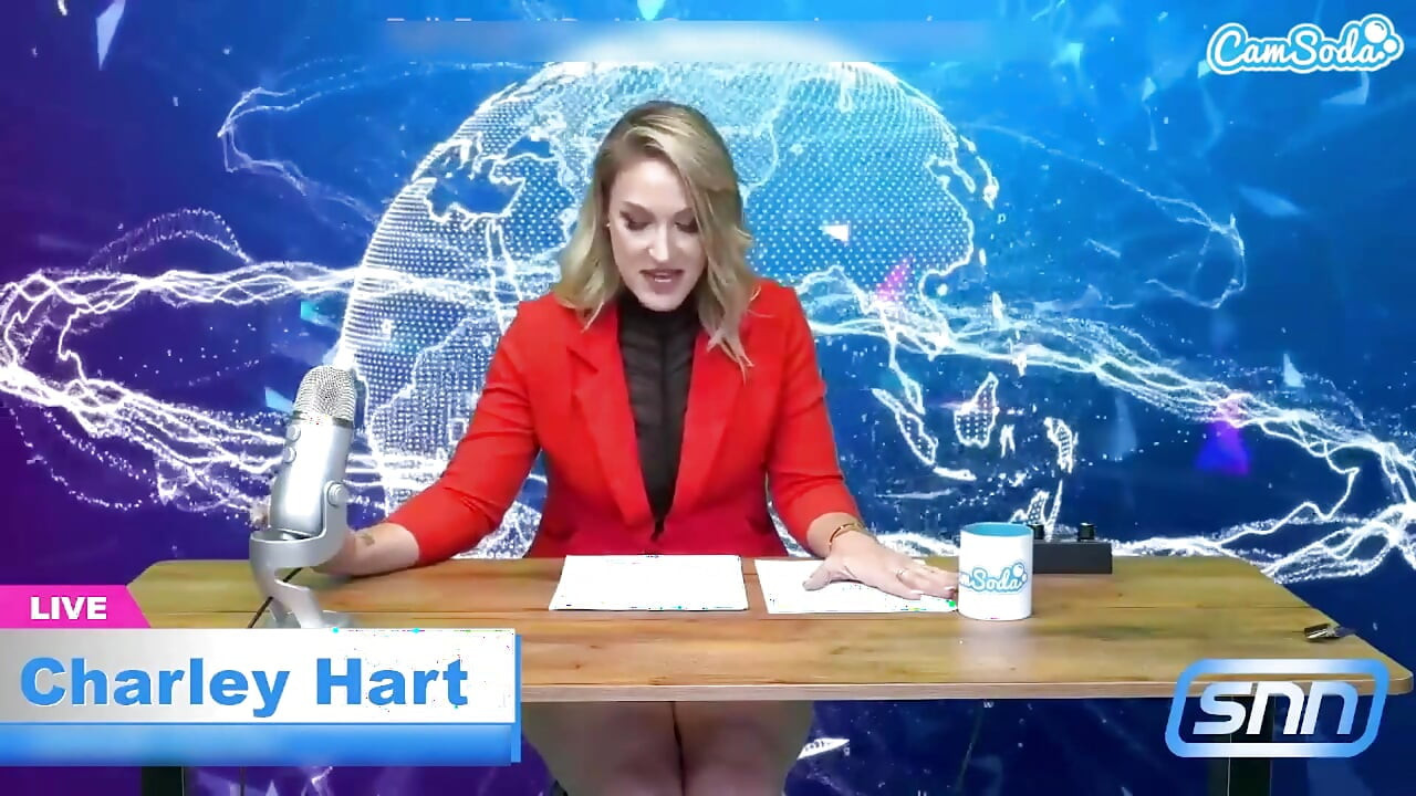 Heißer MILF-Nachrichtenanker liest die Nachrichten, während sie einen Sybian reitet