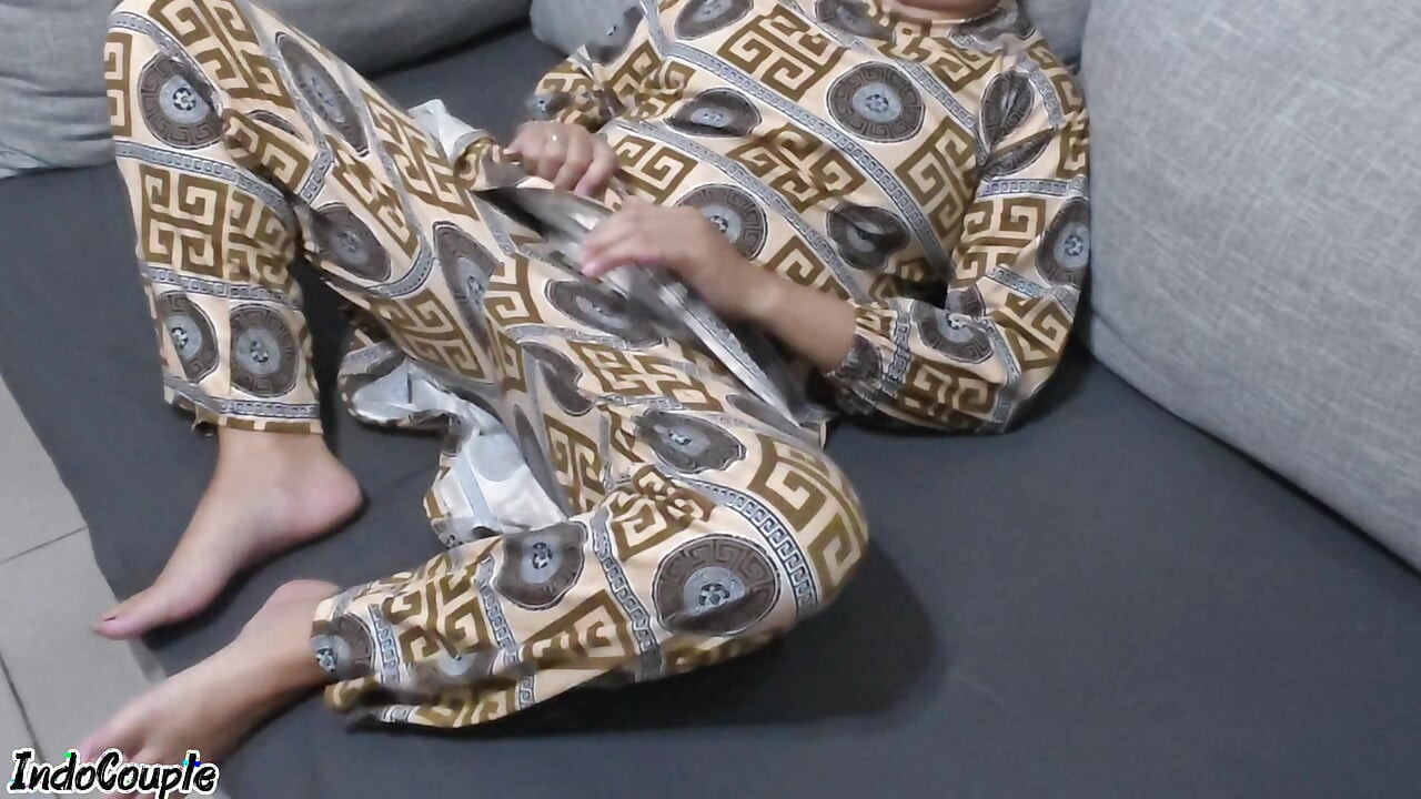 Adik tiri colok di ruang tamu aku bantuin dia puas