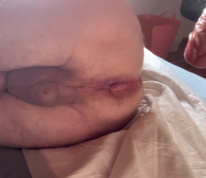 Djed si gura dildo u guzicu svojim kurcem od 5 cm, sam ulazi unutra