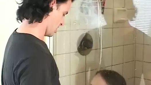 Un mec est devenu très excité quand il a vu sa jolie jeune copine prendre une douche et a décidé de lui polir les fesses en un rien de temps