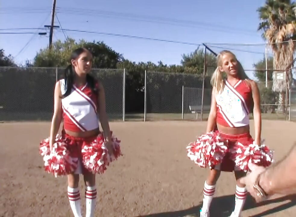 발정난 치어리더 쓰리섬: 핑거링과 트리플 홀 자지 두근 두근