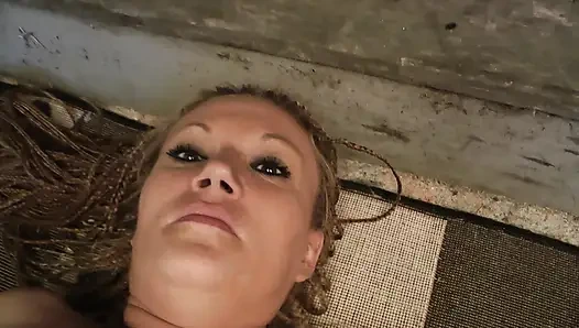 Милая MILF подвергается доминированию и получает кабачок в свою большую попу