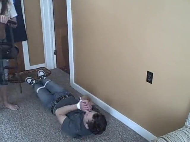 Njušenje stopala i sisanje