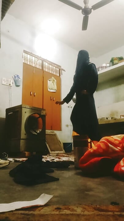 Urvashi naqab phnke kamar matkati h