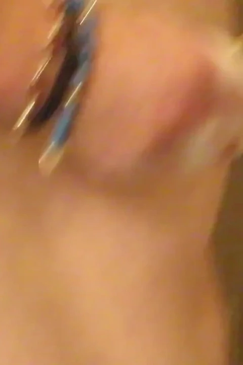 清洁浴室的继母想到她的继子在看