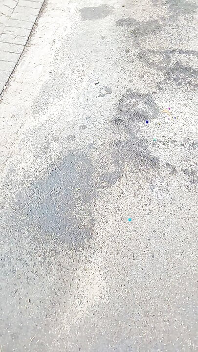 Стрункий хлопець писяє на вулиці. Усі можуть спостерігати за ним