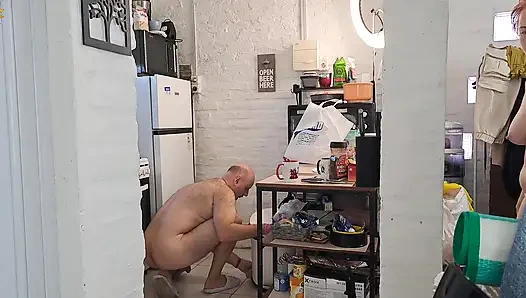 Gerçek natürist mutfak temizliği: çıplak çift yerleri yıklıyor