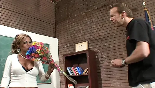 Orta yaşlı seksi kadın büyük bir yarağı emiyor ve sonra sikiliyor ve boşalıyor