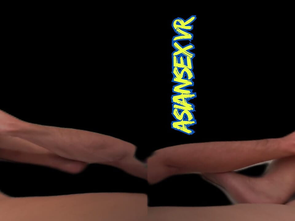 Sürtük Asyalı orta yaşlı seksi kadın pas geçen sanal gerçeklikte göt yalıyor