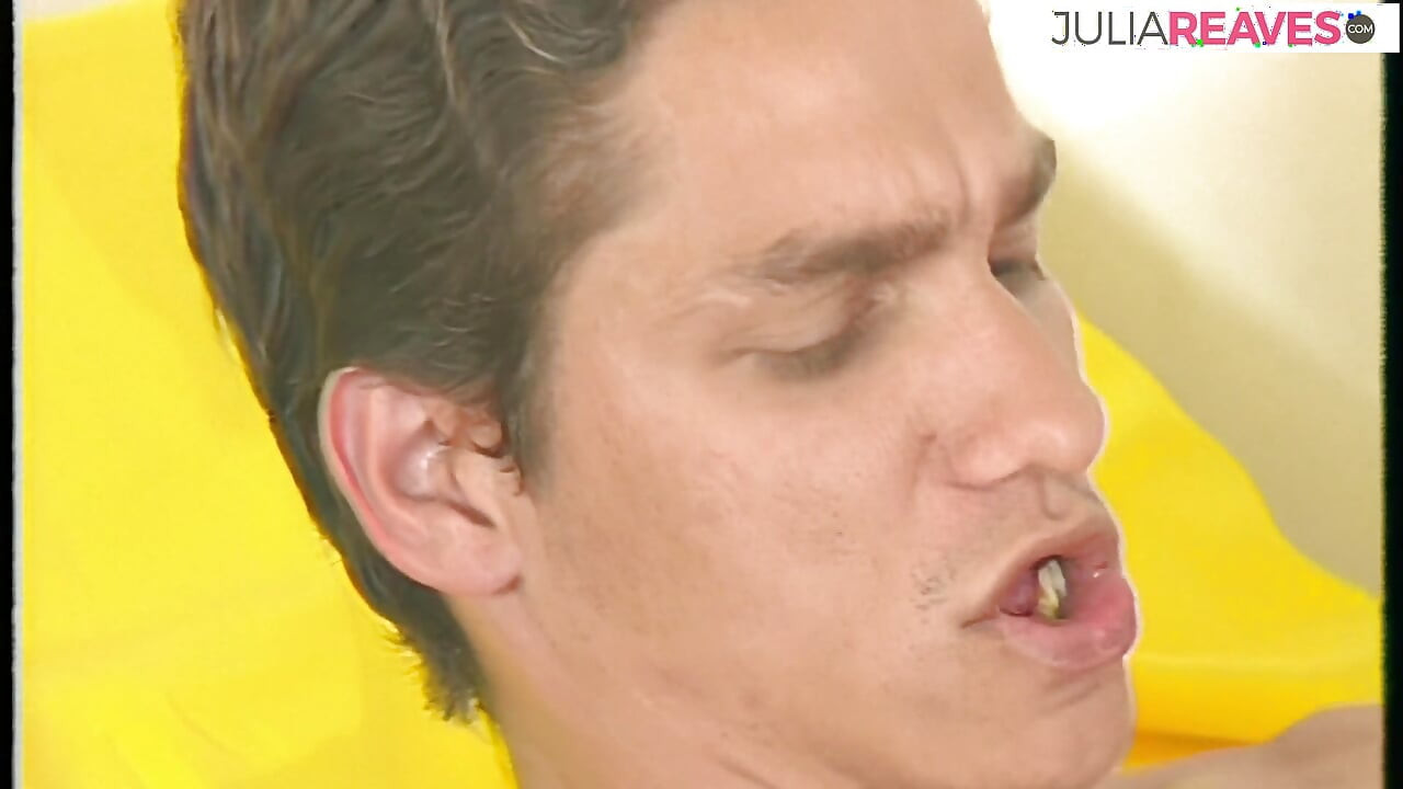 Αδύνατο μωρό καβαλάει έναν τεράστιο πούτσο δυνατά μετά το μασάζ