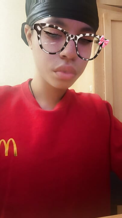 फेमबॉय अपने गले में लंड ले रही है