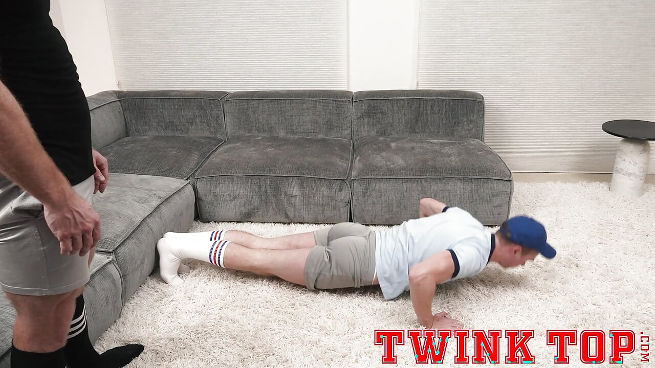 TwinkTop - Hung twink Cole Blue bareback flip flops with hot muscle DILF