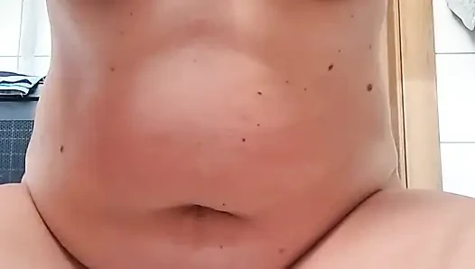 Amcığıma ve meme uçlarıma kıskaçlarla işkence etmeyi gerçekten seviyorum! Beni tahrik ediyor ama efendim gelmeme izin vermiyor