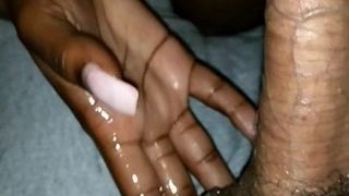 Sexy interracial schlampiger Blowjob mit Sperma im Mund