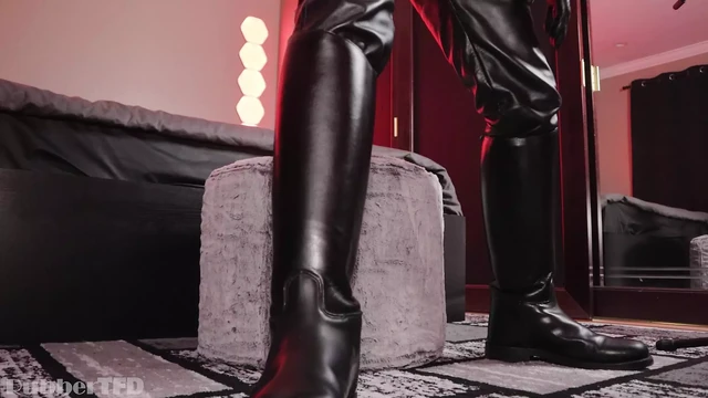 LEATHER WORSHIP SESSION