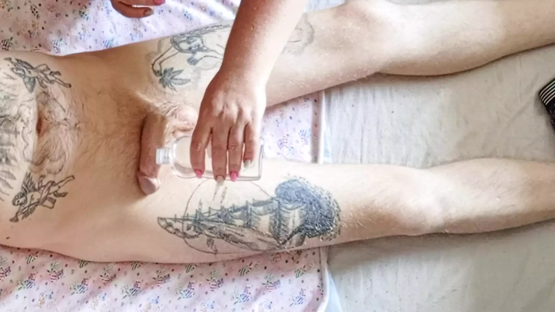 Segítő kezek verik le a farkam az utolsó csepp cumig