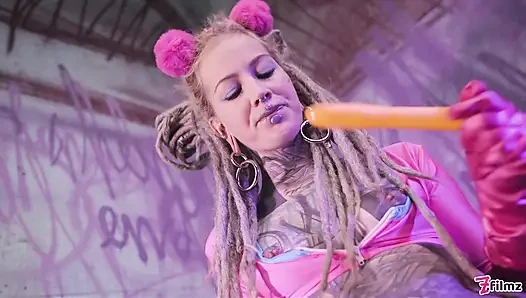 Solo doppelpenetration - tätowierte Goth punk, anal-masturbation &geldautomaten