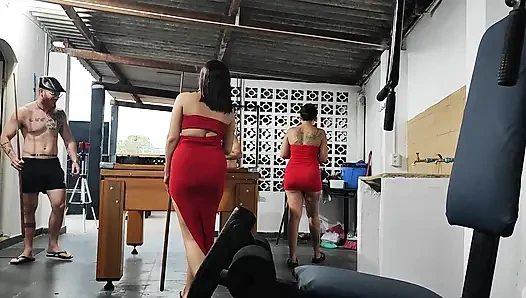 Üvey kız kardeşlerle havuz oynuyor, iki büyük