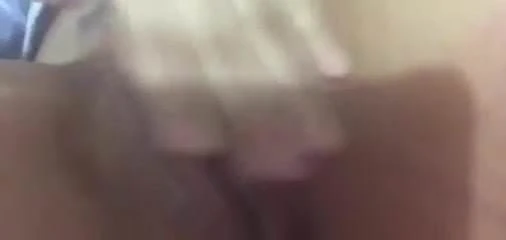 Menggosok vaginaku yang basah