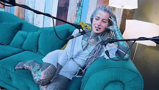 Ich spreche über Y - YOU - ASMR podcast SFW spricht goth dünnes mädchen dreadlocks tattoo-modell inked mädchen