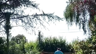 Dalam pakaian pembantu rumah biru dengan mangkuk merah jambu untuk sehari
