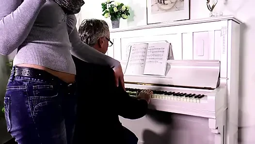 Pelajaran piano terangsang dengan kejutan terakhir!