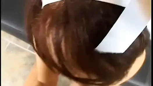 Remaja ebony menunjukkan payudaranya yang kecil dan mengisap kontol tebal