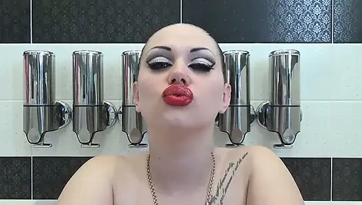 Mengendus bibir, berciuman, merbek wajah dengan bibir merah besar