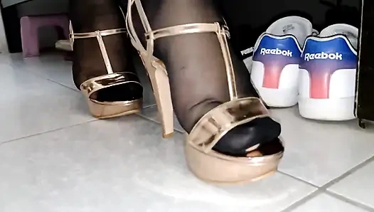 Ben seni cezalandırmaya gelen, sütlerini bana veren ve seni kırbaçlamama izin veren bir polis kadınıyım