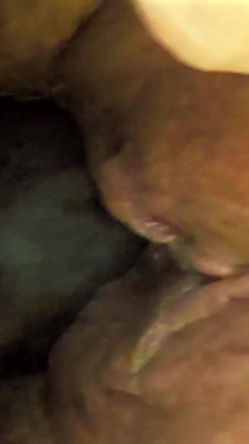 Velika debela droljasta žena tajno pokazuje svoje telo na otvorenom pred kamerom na javnom parkingu sa strancima u automobilima koji voze | Klip 3