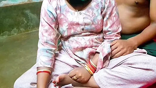 Бхабхи индийской деревни дези показывает с любовником