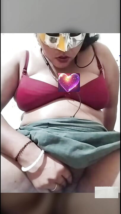 Jak Savita Bhabhi włożyła palec do cipki i się pieściła? Seksowna Bhabhi mocno mnie palcowała.