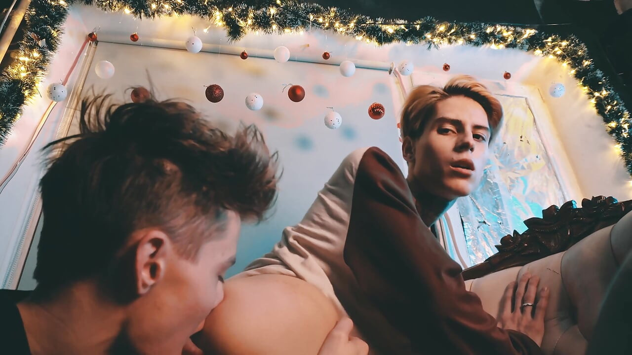 Sweet couple of guys had hot sex on the eve of Christmas