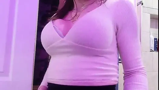 Zoey Portland порнозвезда играет со своей киской в ванной перед судом