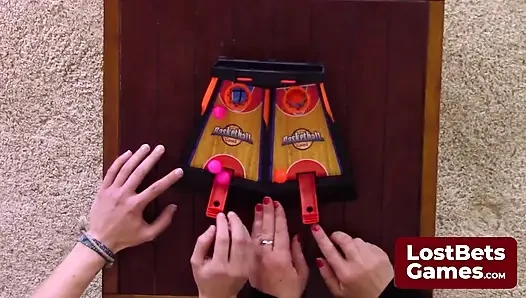 Taşakları saklamak için heyecanlı bir striptiz basketbol paleti oyunu