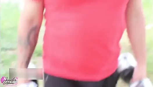 Aku sange nonton adik tiriku lagi jongkok dan aku minta dia aku diam-diam kalau dia nggak mau aku buka-bukaan