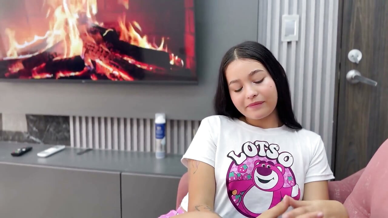 Eu surpreende minha meia-irmã com minha camisa, a despi e a fode muito bem.