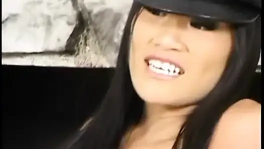 Christina Aguchi bekommt ihre füße von einem glatzköpfigen älteren typen geleckt