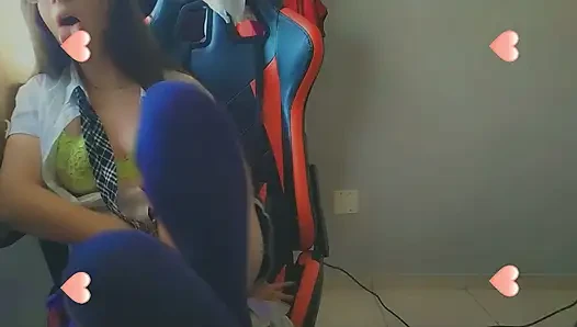 Daha önce hiç görmediğim kadar azgın öğrenci perisi mastürbasyon yaparken boşalıyor ve dildoyu tatlı amının içine alıyor