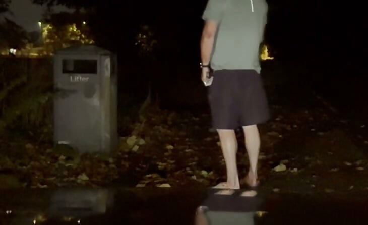 Al mijn kleren langzaam in het openbaar aan de kant van de weg uittrekken