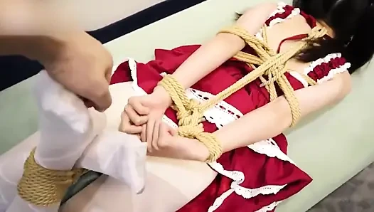 Beyaz çoraplı jw1-a kız hogtie bondajı olarak bağlandı
