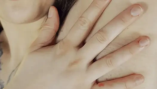 Cewek cantik asia rambut cokelat bertato lagi menggoda, fokus belahan dada