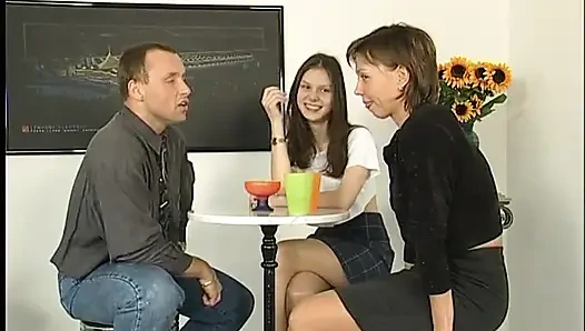 Тинка и милфа готовятся к грубому траху