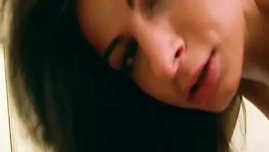 Parmaklarını en iyi arkadaşının vajinasına sokar