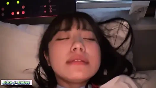 Sevimli kız bir aşk otelinde gizli buluşma, arzuyla sırılsıklam, derinlere istiyor!