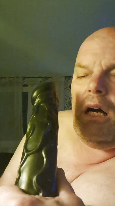 A puta tira o plug anal e volta a ser fodida com o dildo e volta a ser tapada