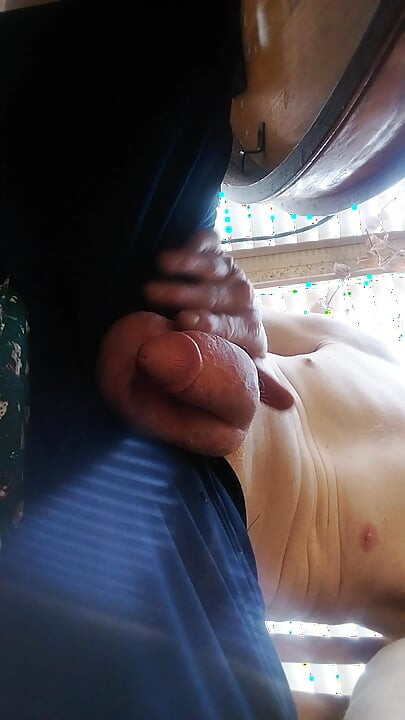 za kuhinjskim stolom