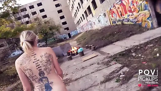 Cewek jerman rambut pirang lagi asik nyetir mobil sambil bugil + ngentot di tempat umum